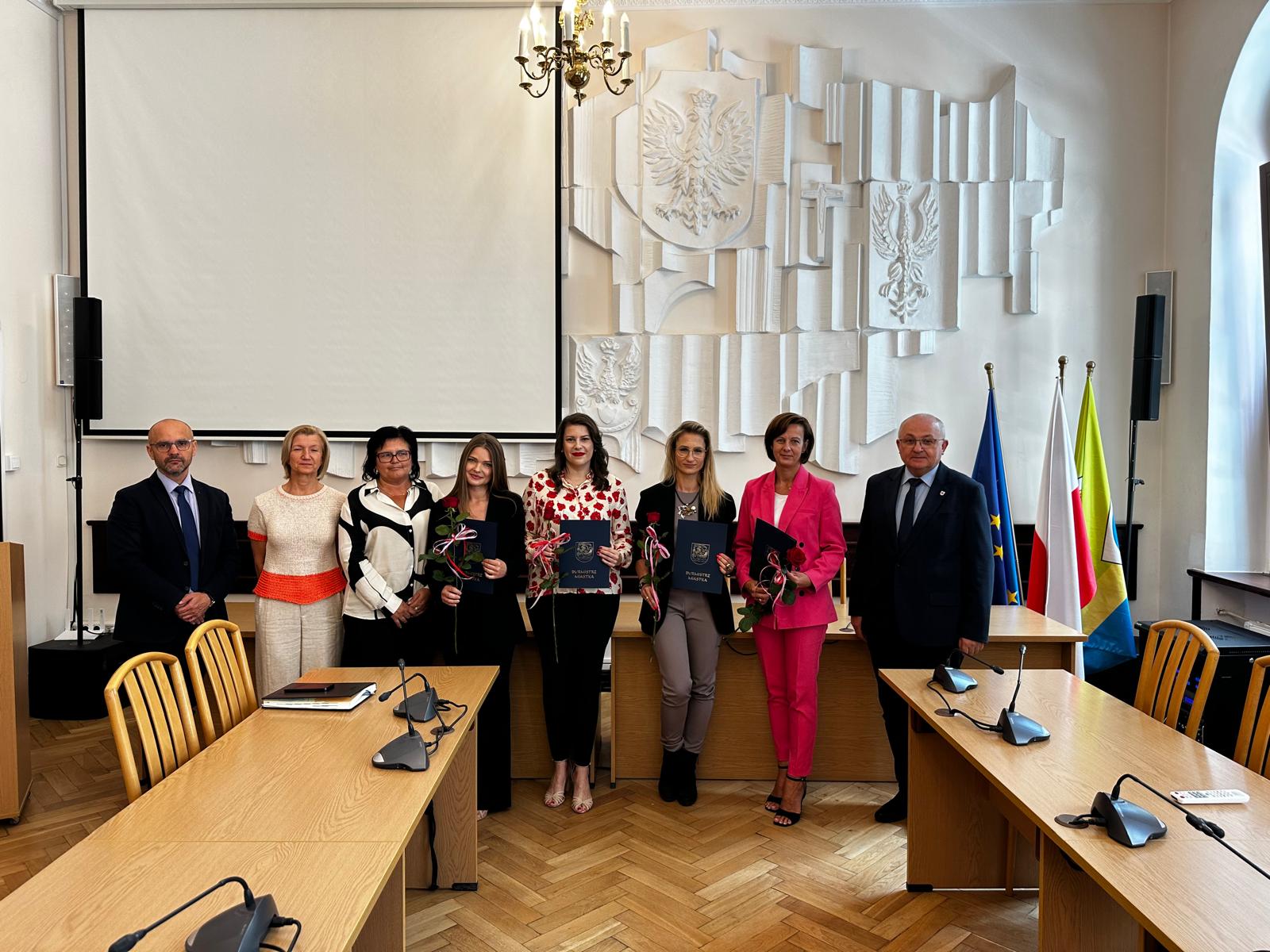 Zdjęcie: Awanse zawodowe miasteckich nauczycieli